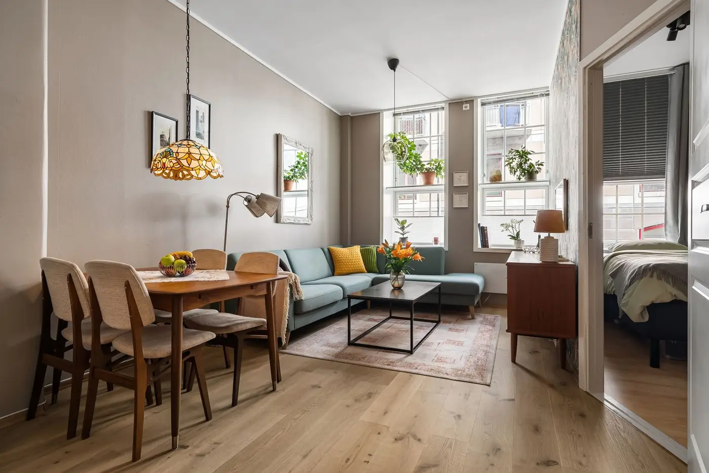 Séjour lumineux d'un appartement meublé avec coin repas et salon