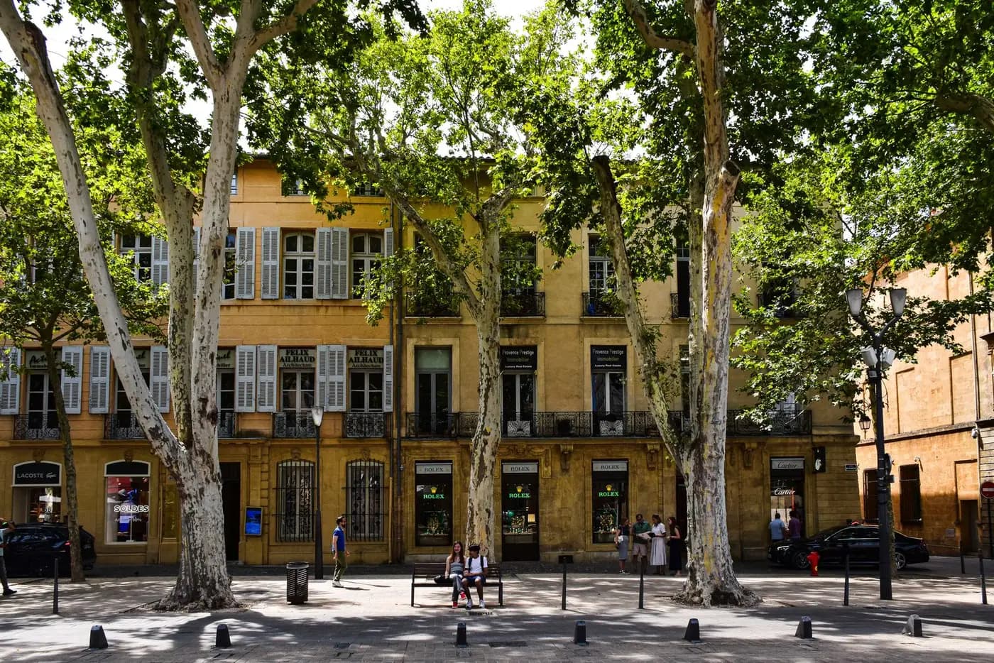 Le cours Mirabeau à Aix-en-Provence, ses platanes et ses façades ocre
