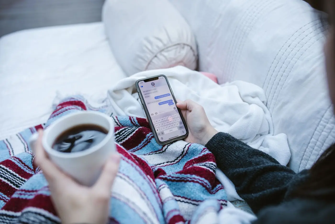 Échange de messages sur smartphone avec un voyageur