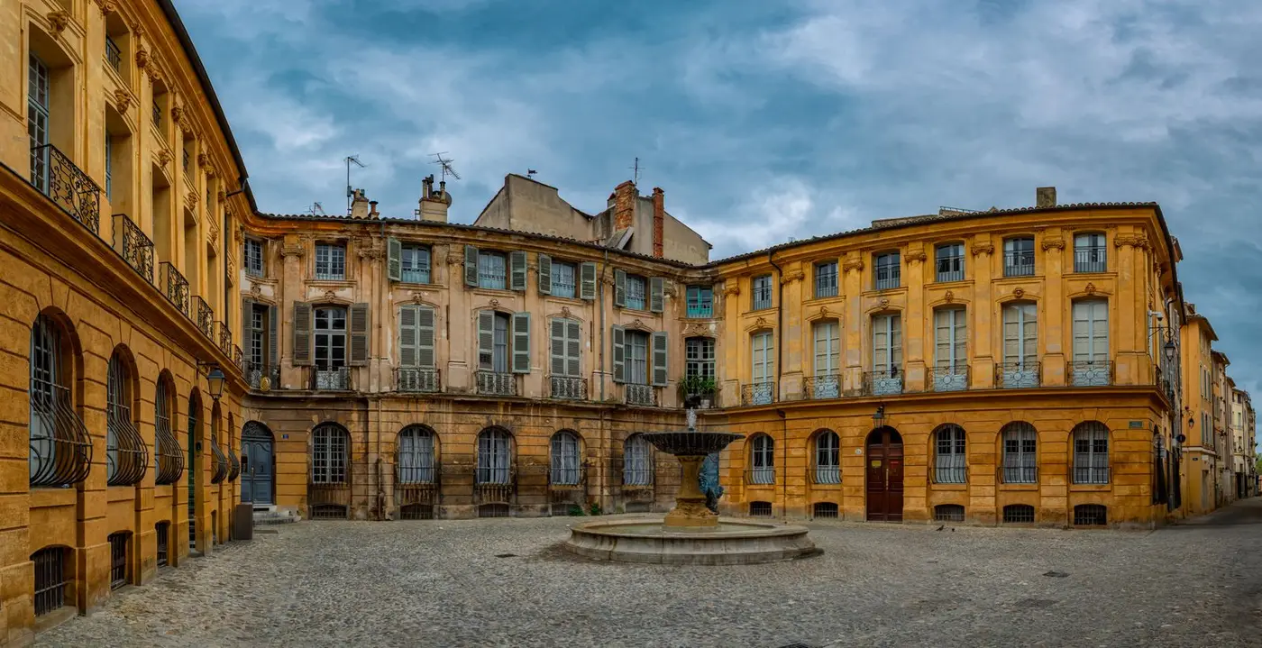 La place d'Albertas et sa fontaine, dans le centre historique d'Aix-en-Provence