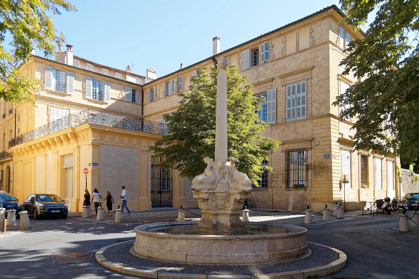 La fontaine des Quatre-Dauphins et ses hôtels particuliers, dans le quartier Mazarin