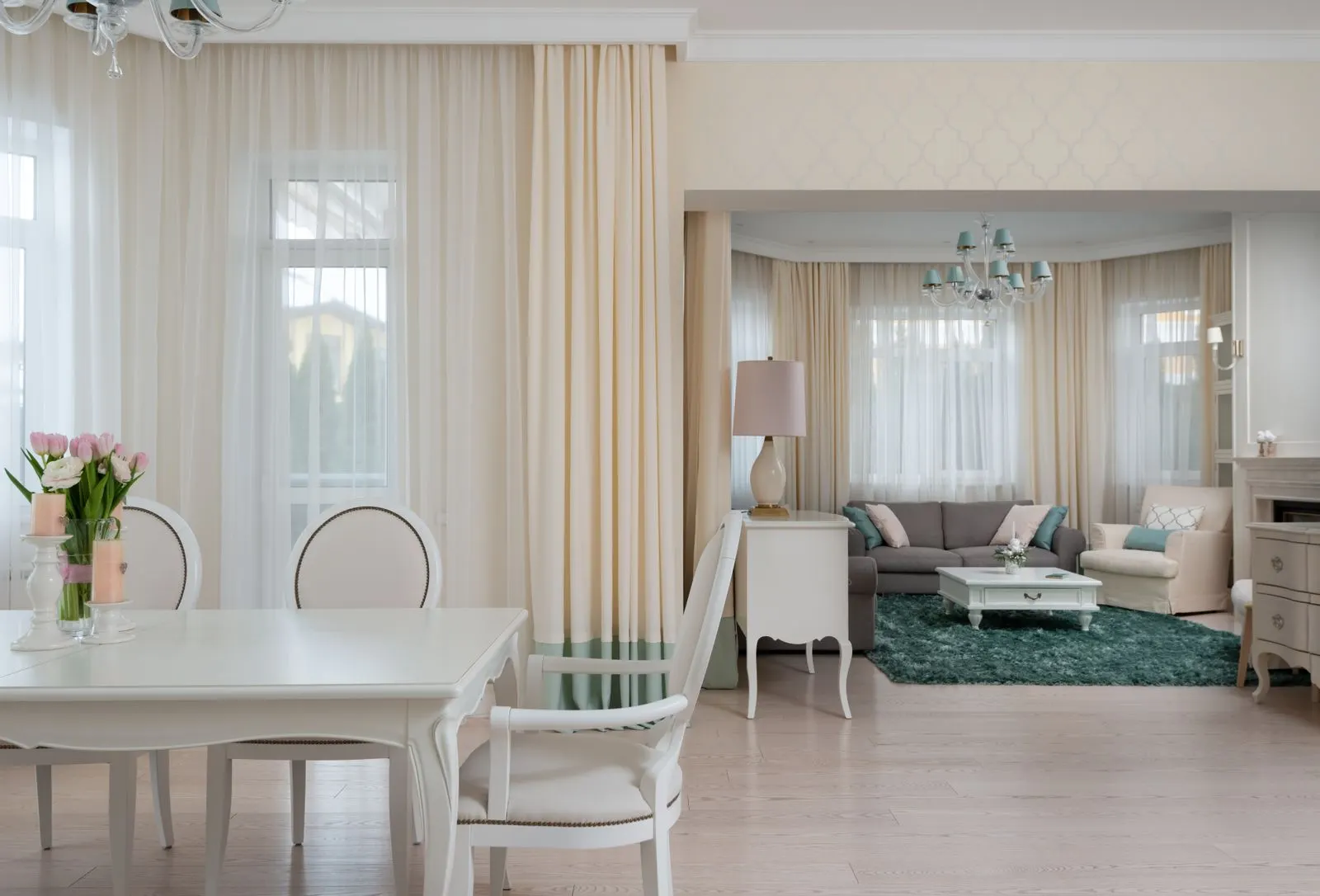 Salon et salle à manger d'un appartement meublé