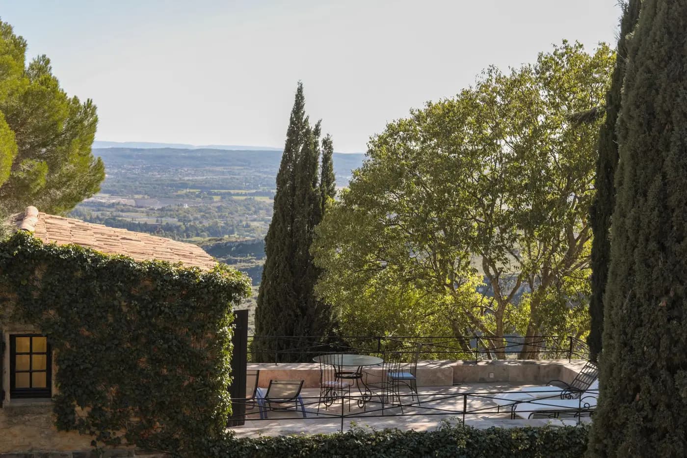 Terrasse provençale avec vue sur la campagne aixoise