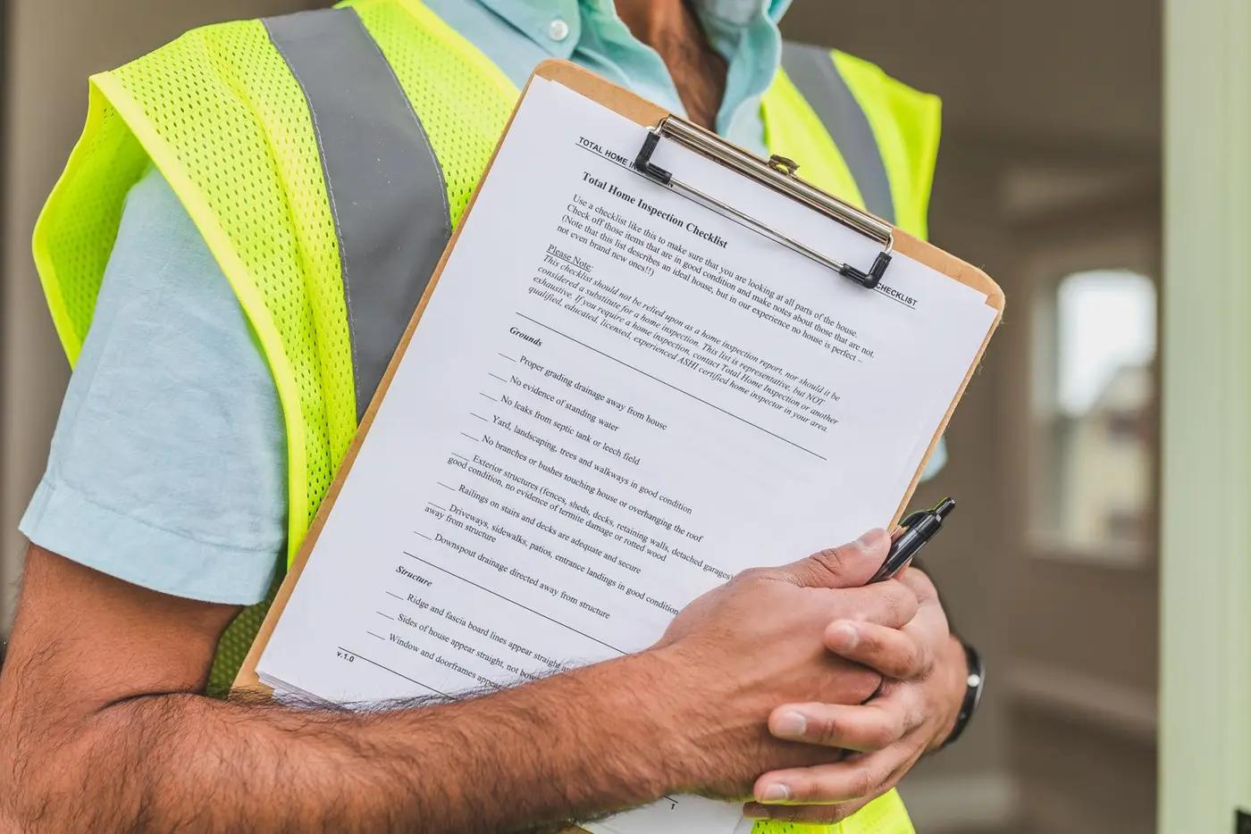 Évaluateur tenant une grille de contrôle lors d'une visite de classement